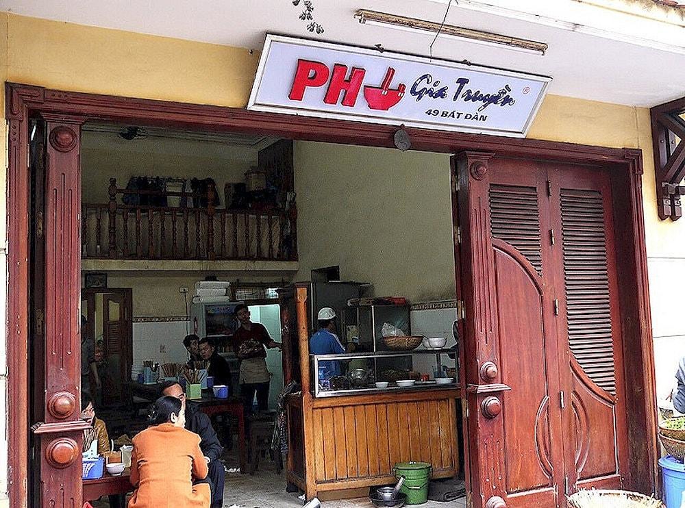A time-honored gem where locals queue every morning for a taste of Hanoi&rsquo;s most traditional beef pho